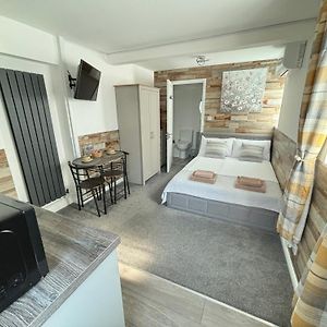 Deluxe Studio